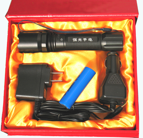   神火警用戰(zhàn)術(shù)強光手電包裝展示